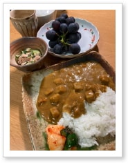 カレー｜きゅうりのツナサラダ｜ぶどう｜コーディネートスタジオふろしき